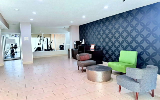 photo 2 of La Quinta Inn & Suites by Wyndham Orlando Universal area
