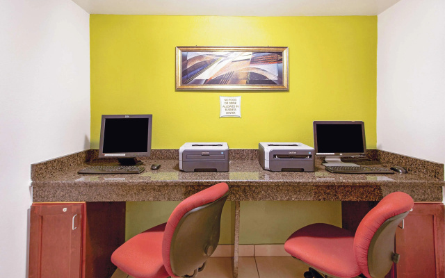 photo 2 of La Quinta Inn by Wyndham Orlando International Drive North