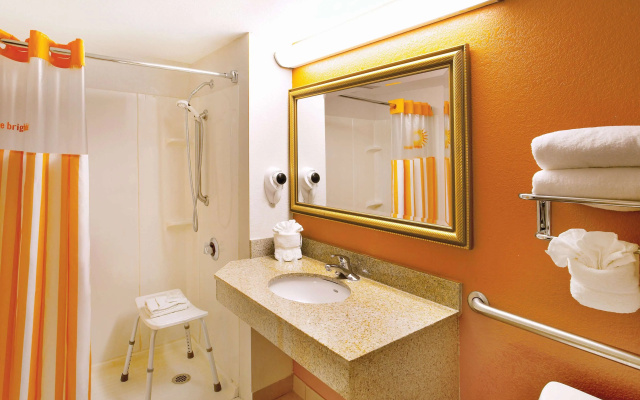 photo 4 of La Quinta Inn by Wyndham Orlando International Drive North