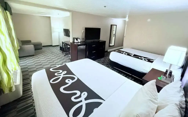 photo 2 of La Quinta Inn & Suites by Wyndham Orlando Universal area