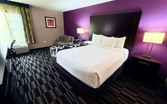 photo 3 of La Quinta Inn & Suites by Wyndham Orlando Universal area