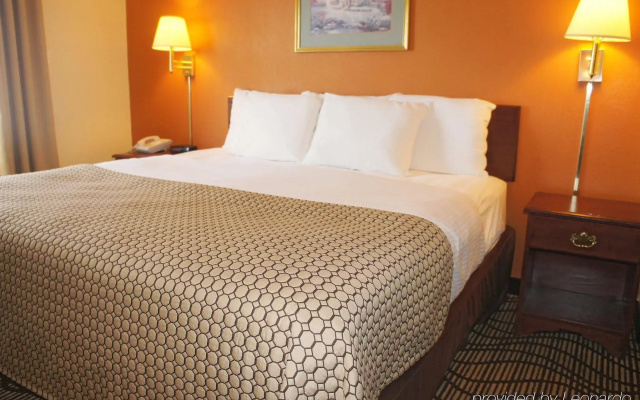 photo 5 of La Quinta Inn & Suites by Wyndham Peru Starved Rock St Park