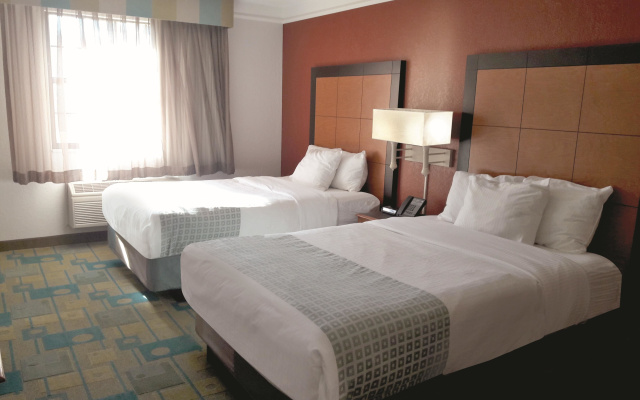 photo 3 of La Quinta Inn By Wyndham Pittsburgh Airport