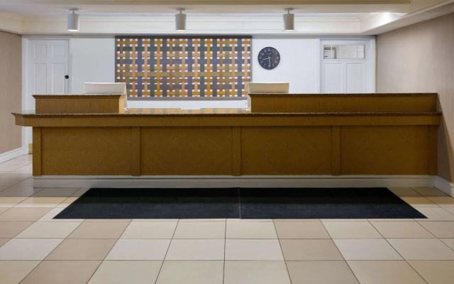 photo 2 of La Quinta Inn by Wyndham Pittsburgh Airport