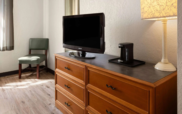 photo 3 of La Quinta Inn by Wyndham Pittsburgh Airport