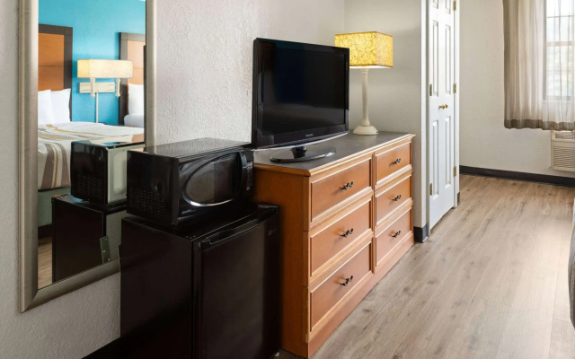 photo 4 of La Quinta Inn by Wyndham Pittsburgh Airport