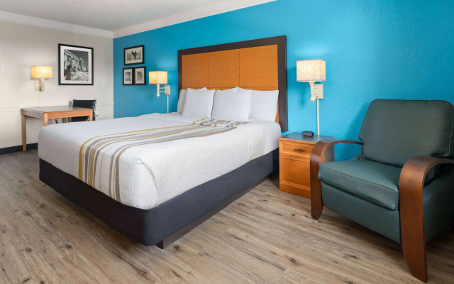 photo 5 of La Quinta Inn by Wyndham Pittsburgh Airport
