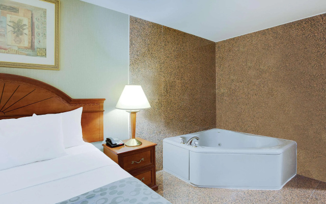 photo 4 of La Quinta Inn by Wyndham Queens (New York City)