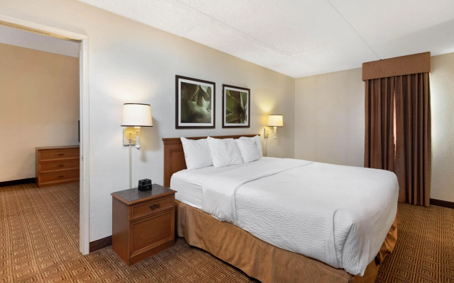 photo 5 of La Quinta Inn by Wyndham San Antonio I-35 N at Rittiman Rd
