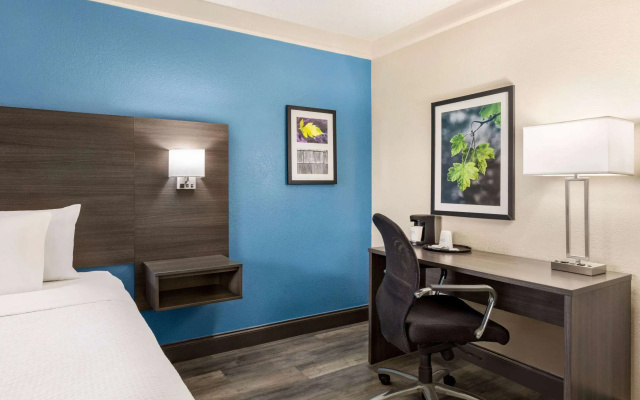 photo 4 of La Quinta Inn by Wyndham San Antonio I-35 N at Toepperwein