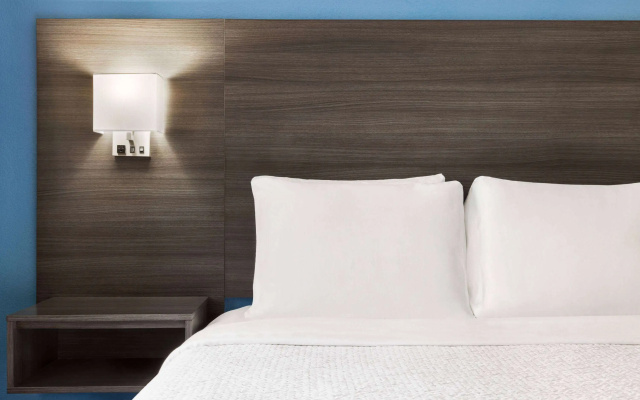photo 5 of La Quinta Inn by Wyndham San Antonio I-35 N at Toepperwein