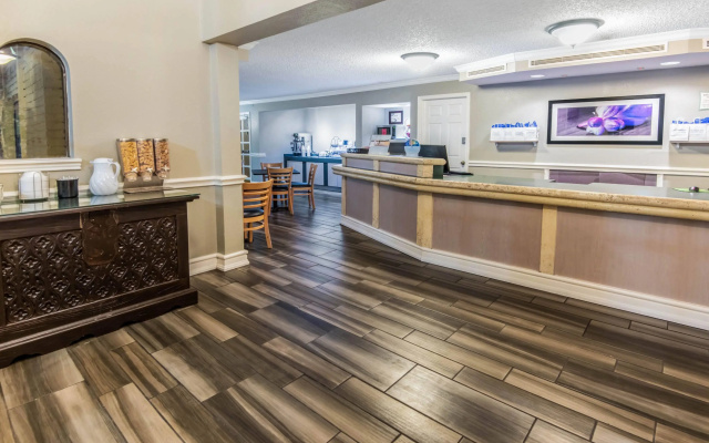 photo 2 of La Quinta Inn By Wyndham IH-10 West San Antonio TX