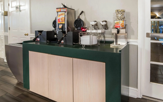 photo 3 of La Quinta Inn By Wyndham IH-10 West San Antonio TX