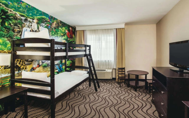 photo 2 of La Quinta Inn & Suites by Wyndham Carlsbad - Legoland Area