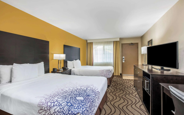photo 4 of La Quinta Inn & Suites by Wyndham Carlsbad - Legoland Area