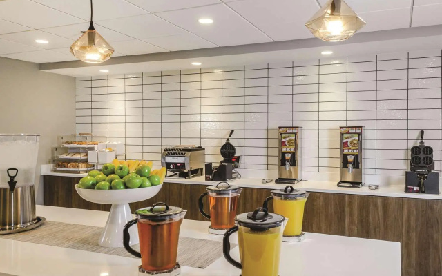 photo 2 of La Quinta Inn & Suites by Wyndham San Francisco Airport N