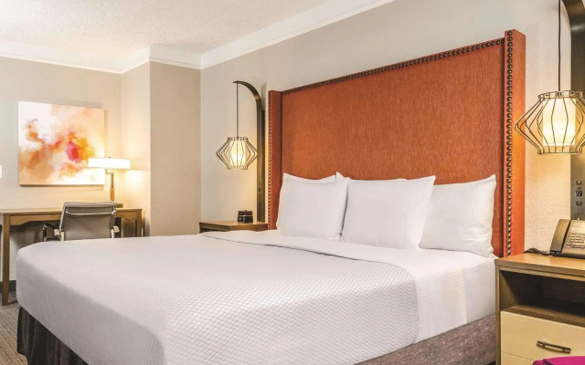 photo 4 of La Quinta Inn & Suites by Wyndham San Francisco Airport N