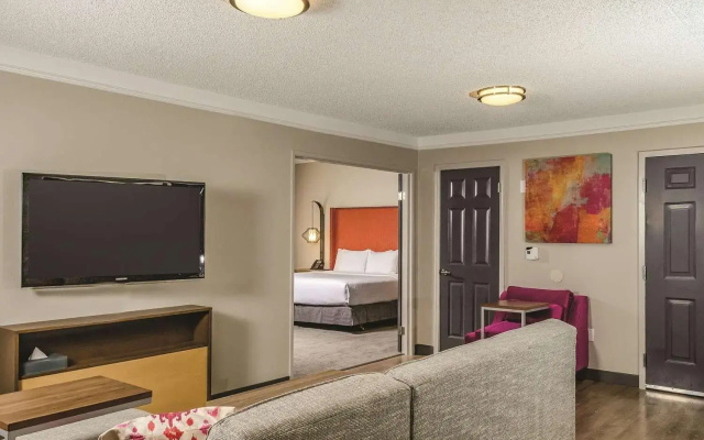 photo 5 of La Quinta Inn & Suites by Wyndham San Francisco Airport N