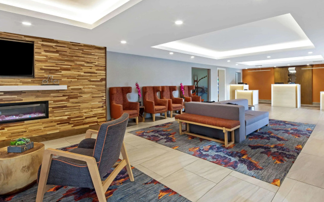 photo 2 of La Quinta Inn & Suites by Wyndham San Francisco Airport N