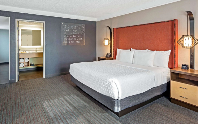 photo 4 of La Quinta Inn & Suites by Wyndham San Francisco Airport N