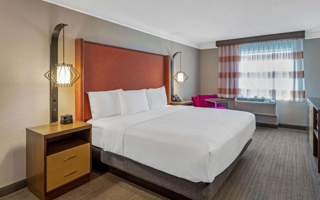 photo 5 of La Quinta Inn & Suites by Wyndham San Francisco Airport N