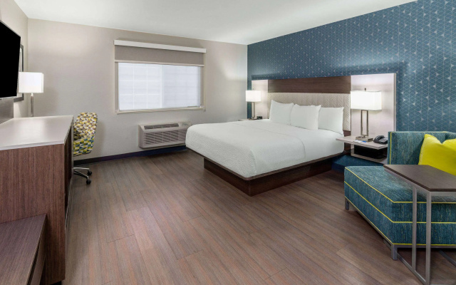photo 2 of La Quinta Inn & Suites by Wyndham Santa Rosa
