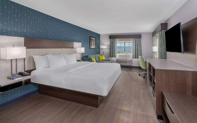 photo 3 of La Quinta Inn & Suites by Wyndham Santa Rosa