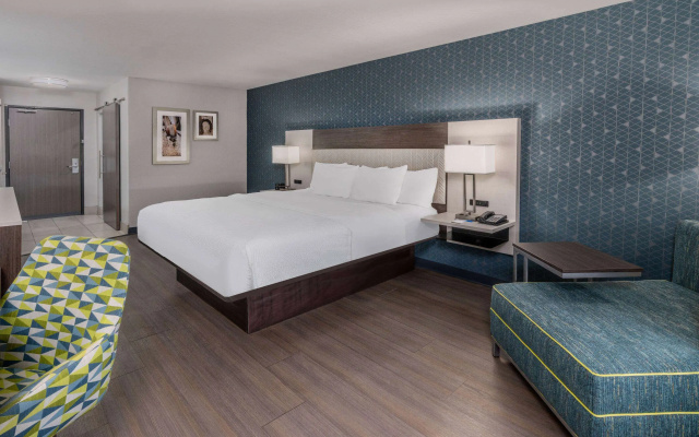 photo 4 of La Quinta Inn & Suites by Wyndham Santa Rosa