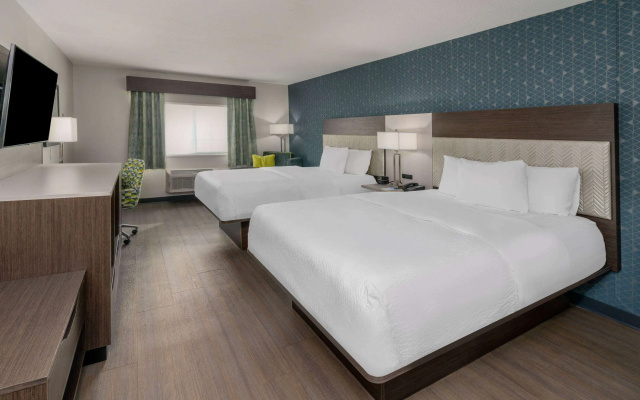 photo 5 of La Quinta Inn & Suites by Wyndham Santa Rosa