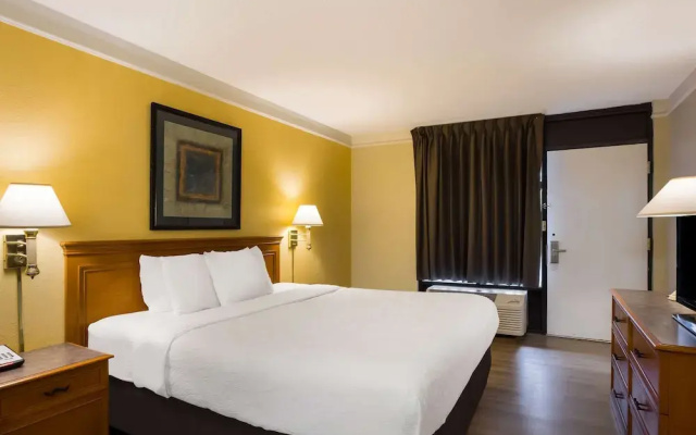 photo 3 of La Quinta Inn Savannah I 95