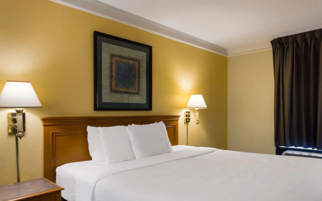 photo 4 of La Quinta Inn Savannah I 95