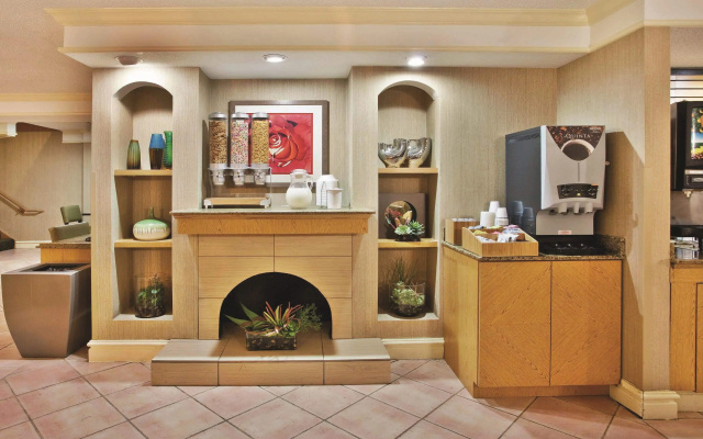 photo 2 of La Quinta Inn by Wyndham Savannah Midtown