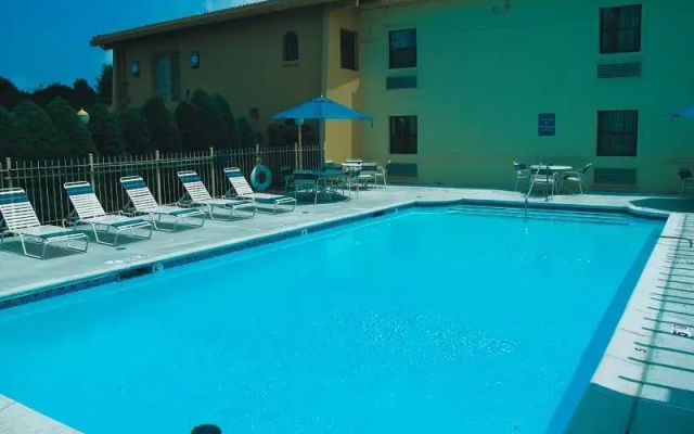 photo 3 of La Quinta Inn St. Louis Airport 714