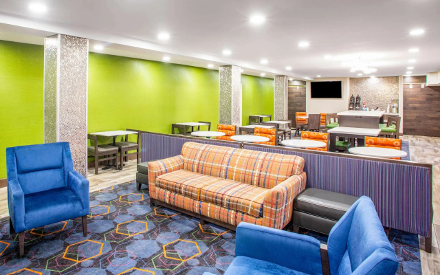 photo 2 of La Quinta Inn & Suites by Wyndham St. Louis Hazelwood/ North