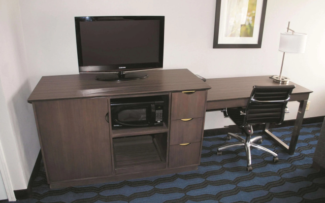 photo 3 of La Quinta Inn & Suites by Wyndham St. Louis Hazelwood/ North