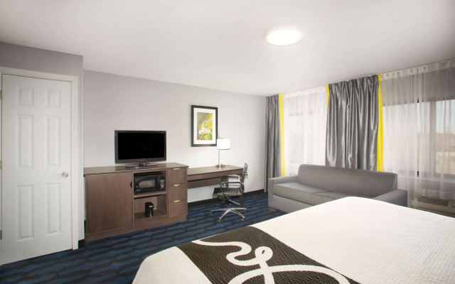 photo 4 of La Quinta Inn & Suites by Wyndham St. Louis Hazelwood/ North