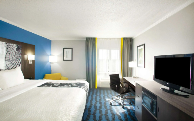 photo 5 of La Quinta Inn & Suites by Wyndham St. Louis Hazelwood/ North