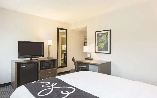 photo 3 of La Quinta Inn & Suites Baltimore BWI Airport