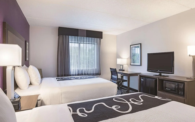photo 4 of La Quinta Inn & Suites Baltimore BWI Airport