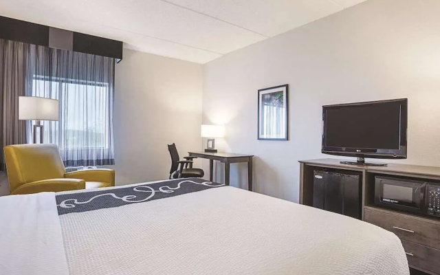 photo 5 of La Quinta Inn & Suites Baltimore BWI Airport