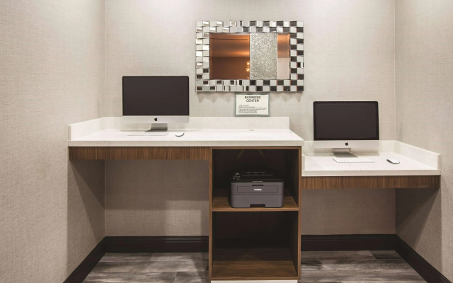 photo 2 of La Quinta Inn & Suites by Wyndham Baton Rouge - Port Allen