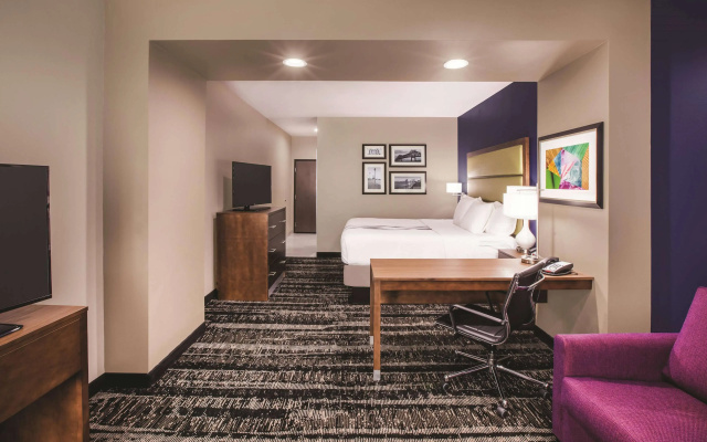 photo 5 of La Quinta Inn & Suites by Wyndham Baton Rouge - Port Allen