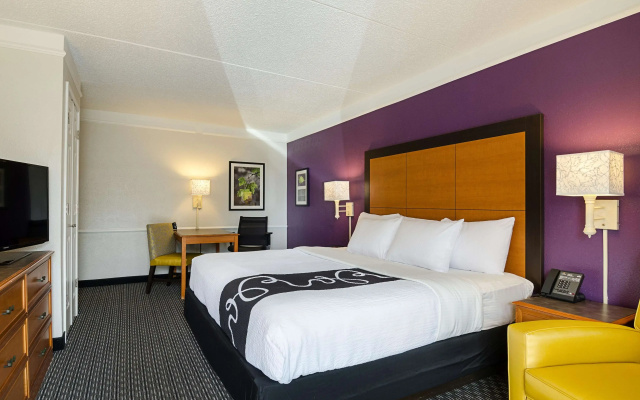 photo 3 of La Quinta Inn & Suites by Wyndham Baton Rouge Siegen Lane