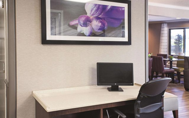 photo 5 of La Quinta Inn & Suites by Wyndham Baton Rouge Siegen Lane