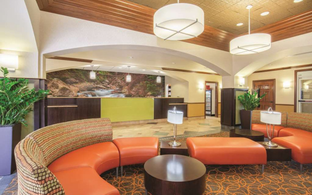 photo 2 of La Quinta Inn & Suites Bentonville