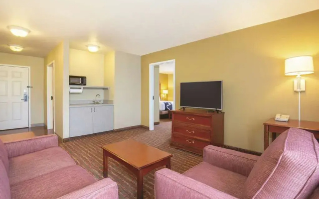 photo 4 of La Quinta Inn & Suites Bentonville