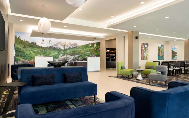 photo 2 of La Quinta Inn & Suites by Wyndham Burlington