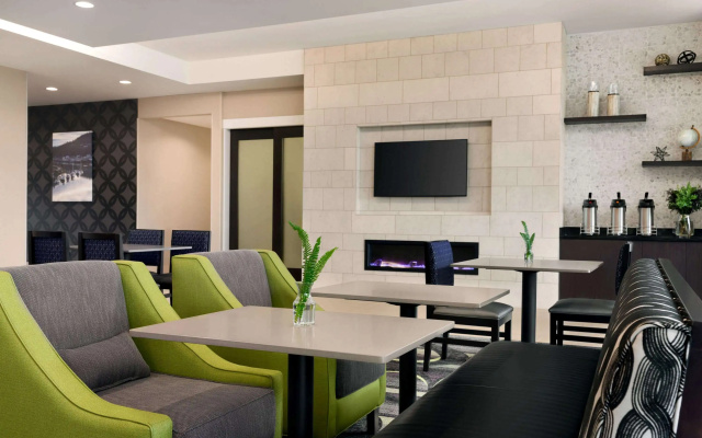 photo 4 of La Quinta Inn & Suites by Wyndham Burlington