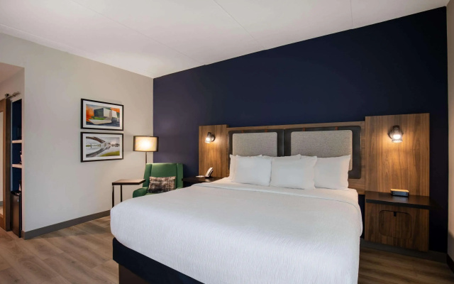 photo 2 of La Quinta Inn & Suites by Wyndham Chattanooga Downtown/South