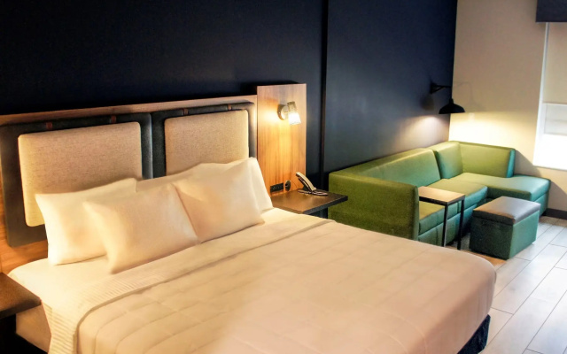 photo 3 of La Quinta Inn & Suites by Wyndham Chattanooga Downtown/South